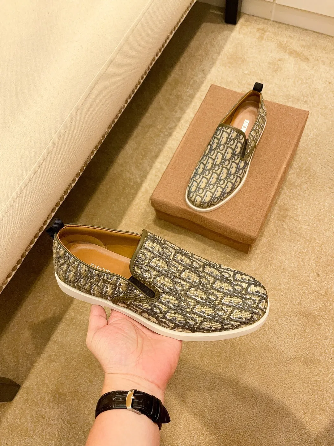 Factory price 380🔥[Dior] The latest 2024 new model is carefully crafted and set off the audience! An international brand that continues to innovate. This men's all-season casual shoe, the original version, has an all-leather upper, breathable and comfortable leather feet ➕Rubber non-slip outsole, breathable and comfortable, quality speaks for itself👄Color: two colors Size: 38-44